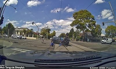 Ce motard s envole lorsqu il percute une voiture violemment à une