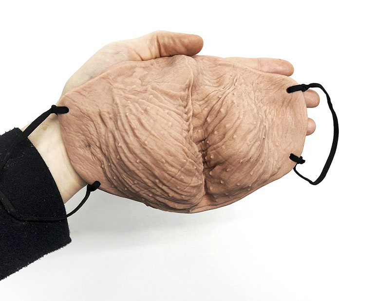 Masque en peau de couilles