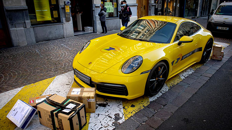 Il roule avec une Porsche aux couleurs de la Poste