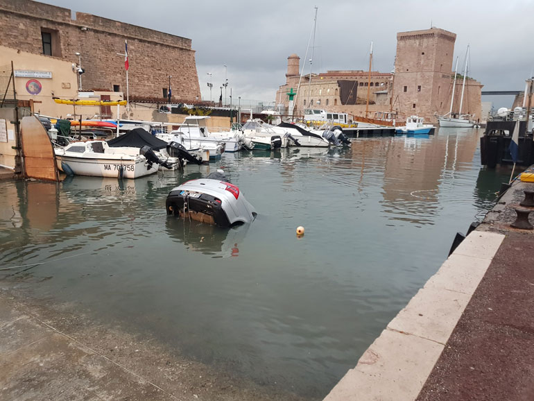 Un conducteur suit son GPS et termine a l'eau dans le vieux-port à Marseille