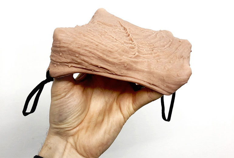Masque en peau de couilles