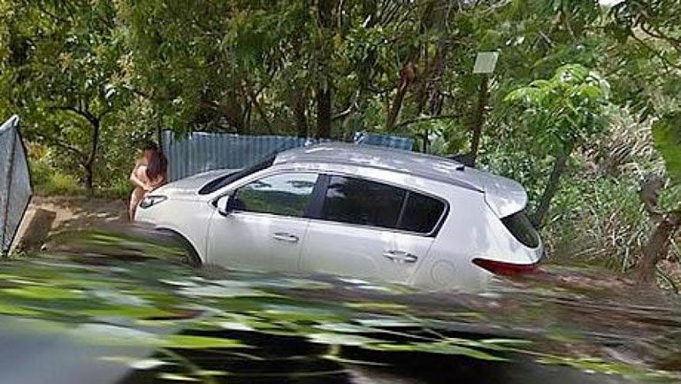 couple pris en flag affiche Google Street View