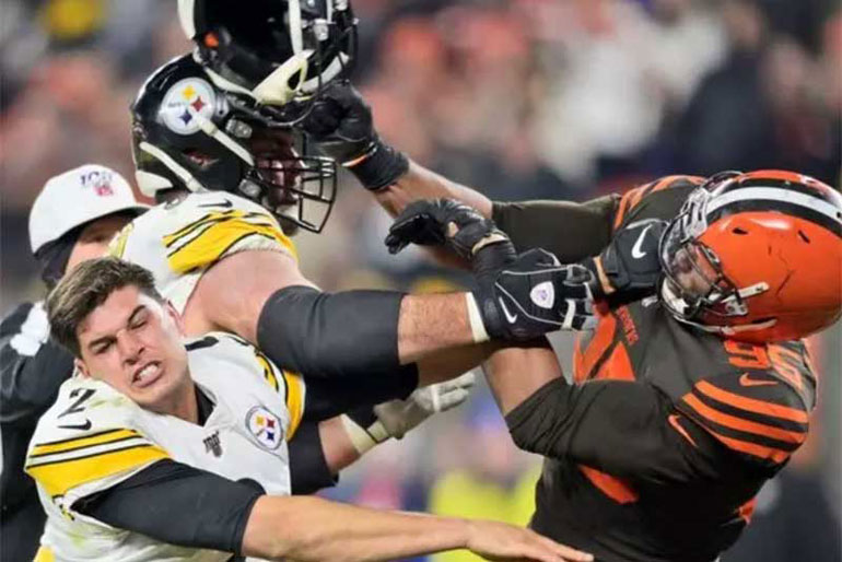 Lors d un match de football il frappe violament son adversaire a coup de casque