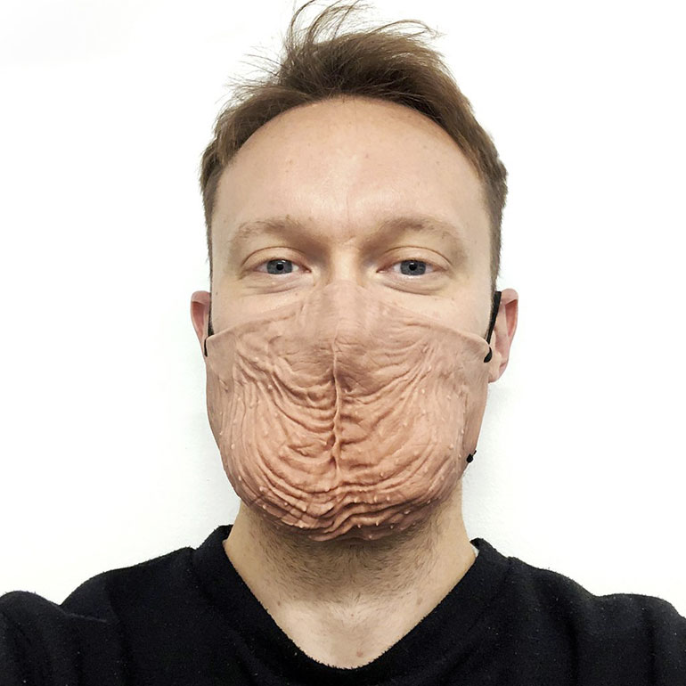 Masque en peau de couilles